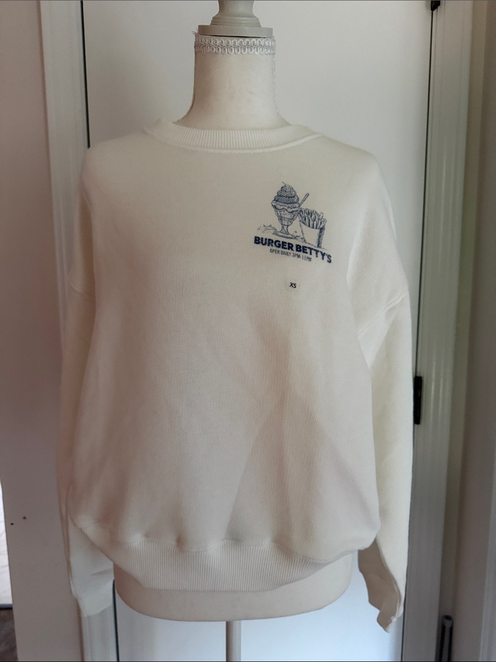 American Eagle Outfitters Cream Crewneck Sweatshirt